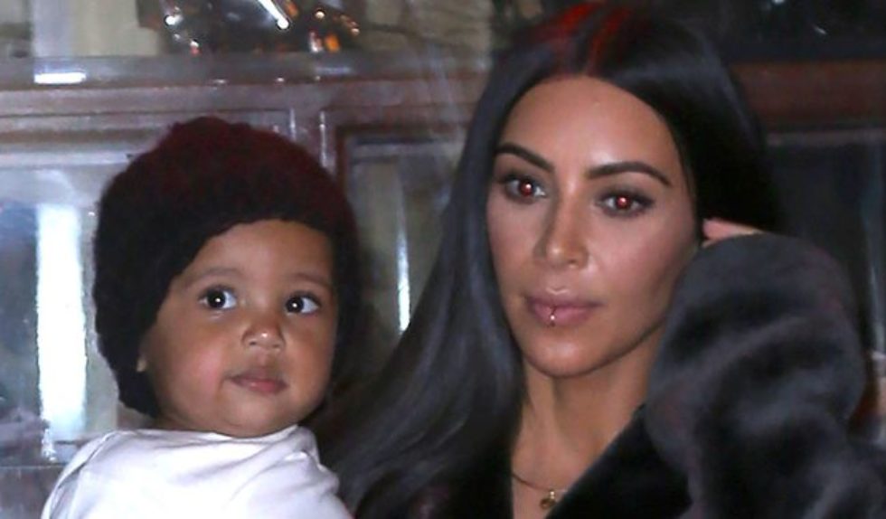Kim Kardashian pokazuje najnowsze zdjęcie synka. Saint bardzo się zmienił! Kim Kardashian pokazuje najnowsze zdjęcie synka. Saint bardzo się zmienił!