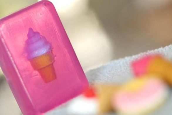 DIY na prezent – jak zrobić piękne pachnące mydełko? (VIDEO)