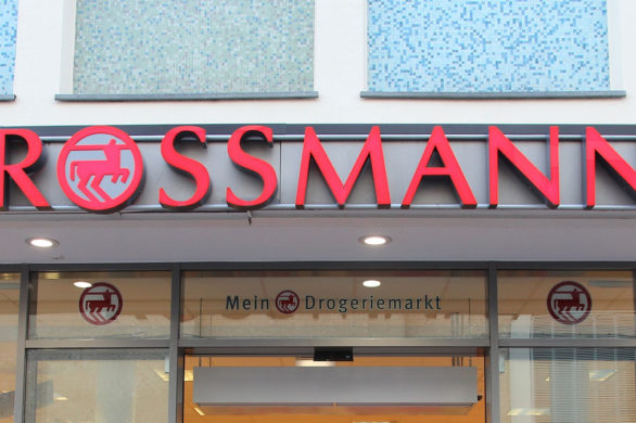 Przejrzałyśmy gazetkę Rossmanna. 5 kosmetyków kolorowych, które warto kupić na..