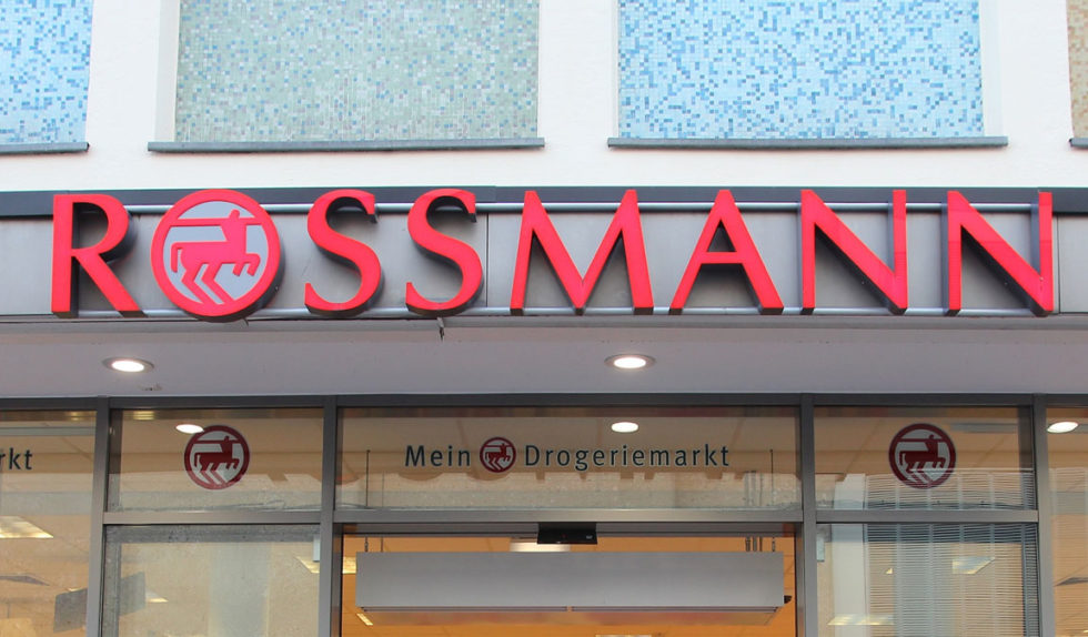 Przejrzałyśmy gazetkę Rossmanna. 5 kosmetyków kolorowych, które warto kupić na..