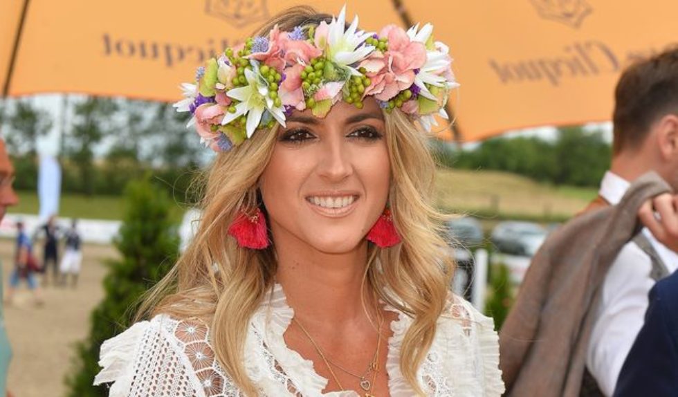 Sukienka boho i kwiaty we włosach – zakochacie się w stylizacji Karoliny Szostak Sukienka boho i kwiaty we włosach – zakochacie się w stylizacji Karoliny Szostak