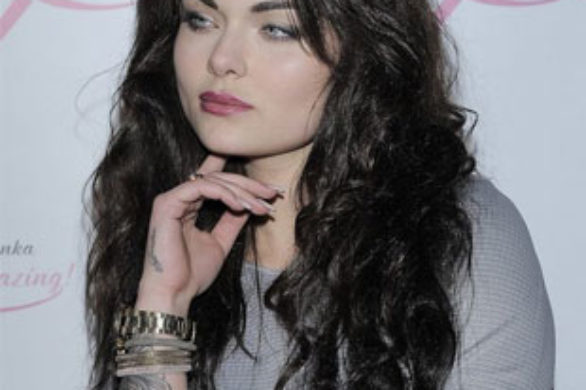 Początkująca blogerka modowa w szarej sukience na salonach