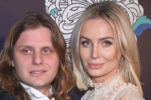 Agnieszka Woźniak-Starak zachwyca w kreacji w odcieniu nude na salonach