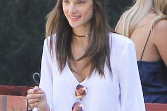 Biała bluzka i dżinsowe szorty w stylu Alessandry Ambrosio