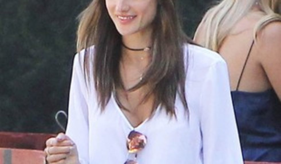 Biała bluzka i dżinsowe szorty w stylu Alessandry Ambrosio Biała bluzka i dżinsowe szorty w stylu Alessandry Ambrosio