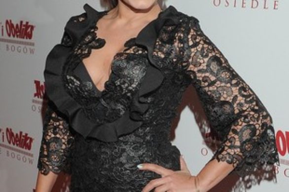 Anna Mucha przeraża w koronkach i falbankach (FOTO)