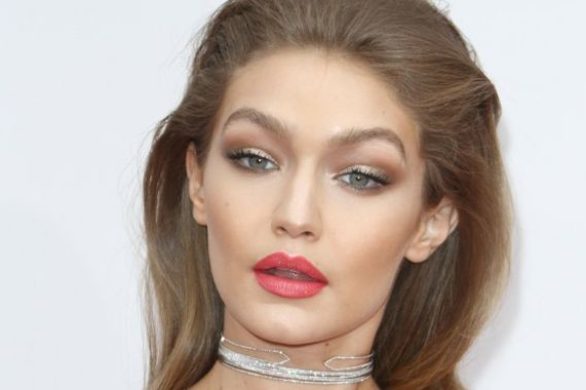 Gigi Hadid założyła suknię ślubną na galę AMA 2016? (FOTO)