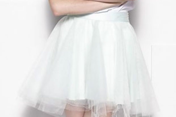 Biała rozkloszowana spódnica – must have na lato (FOTO)