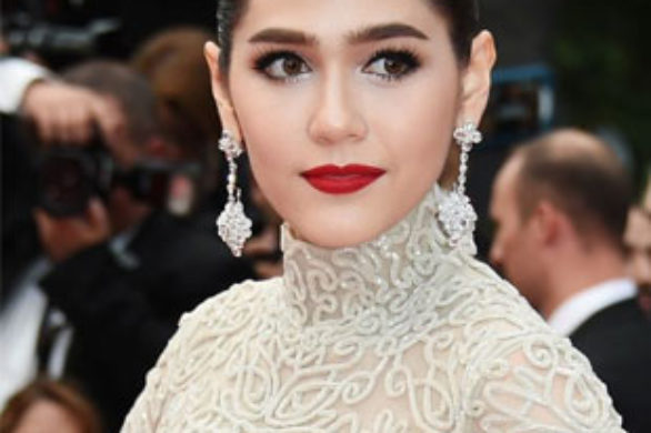 Araya A. Hargate w okazałej kreacji w Cannes (FOTO)