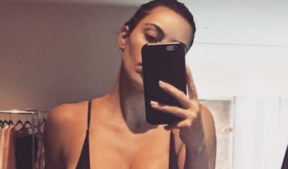 Kim Kardashian pokazała jak aktualnie prezentuje się w kostiumie kąpielowym Kim Kardashian pokazała jak aktualnie prezentuje się w kostiumie kąpielowym