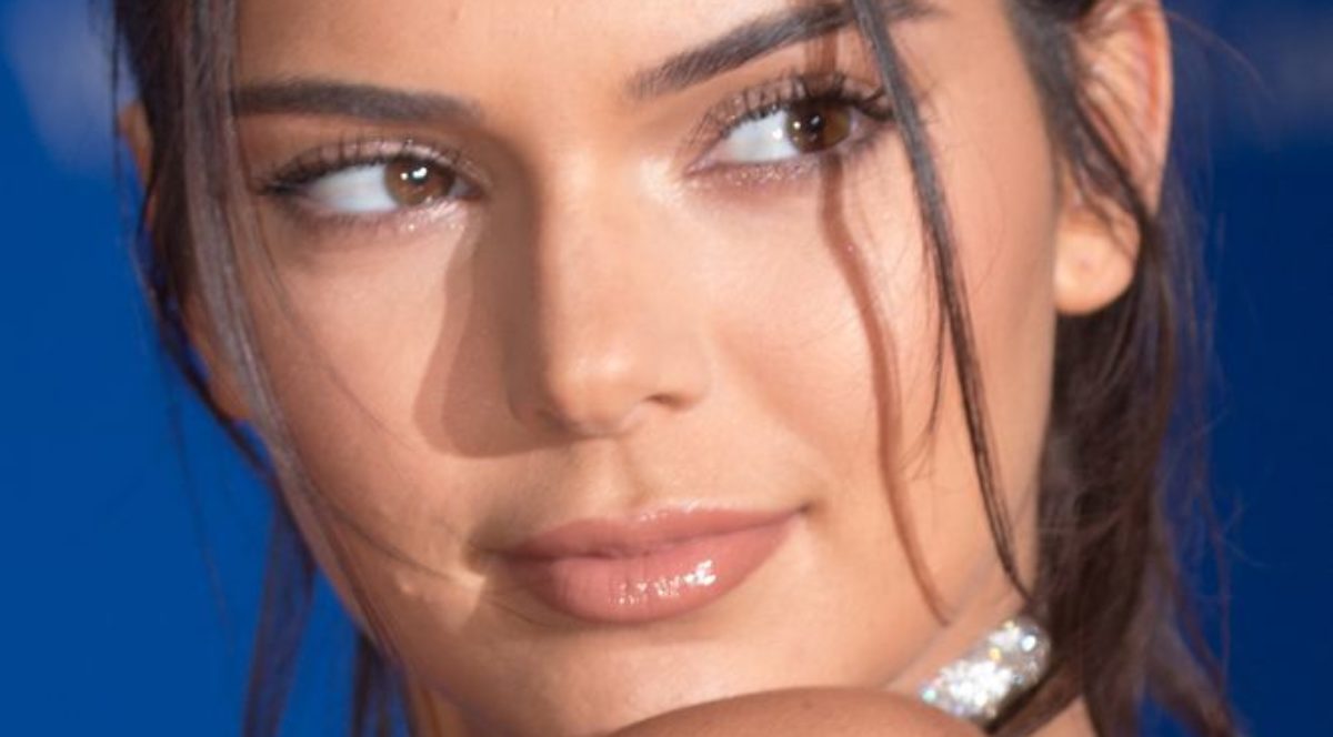 Sposób Kendall Jenner na idealna cerę? Banalna maseczka na twarz