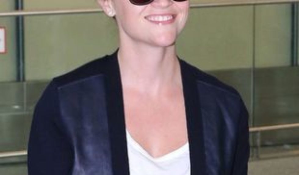 Reese Witherspoon w butach Valentino i kurtce J.Crew (FOTO)