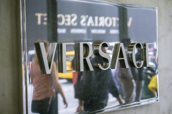 Ups! Versace w końcówce roku w centrum rasistowskiego skandalu z pozwem w tle