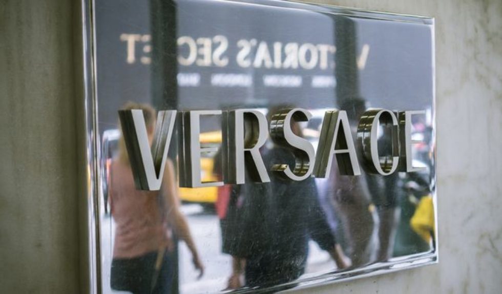 Ups! Versace w końcówce roku w centrum rasistowskiego skandalu z pozwem w tle Ups! Versace w końcówce roku w centrum rasistowskiego skandalu z pozwem w tle
