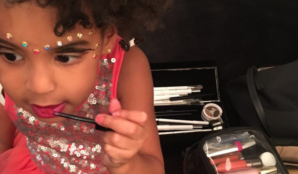 Blue Ivy w wieku czterech lat wykonuje sama makijaż? (FOTO) Blue Ivy w wieku czterech lat wykonuje sama makijaż? (FOTO)