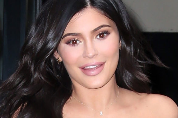 Kylie Jenner chwali się szczupłą talię po ciąży. Hot mama? (FOTO)