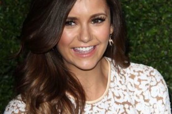 Nina Dobrev jest uzależniona od robienia selfie? (FOTO)