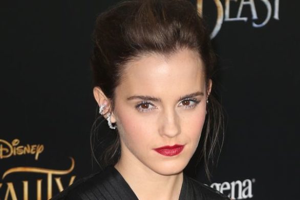 Emma Watson zachwyca w czarnej sukni i… odsłania piersi! (FOTO)
