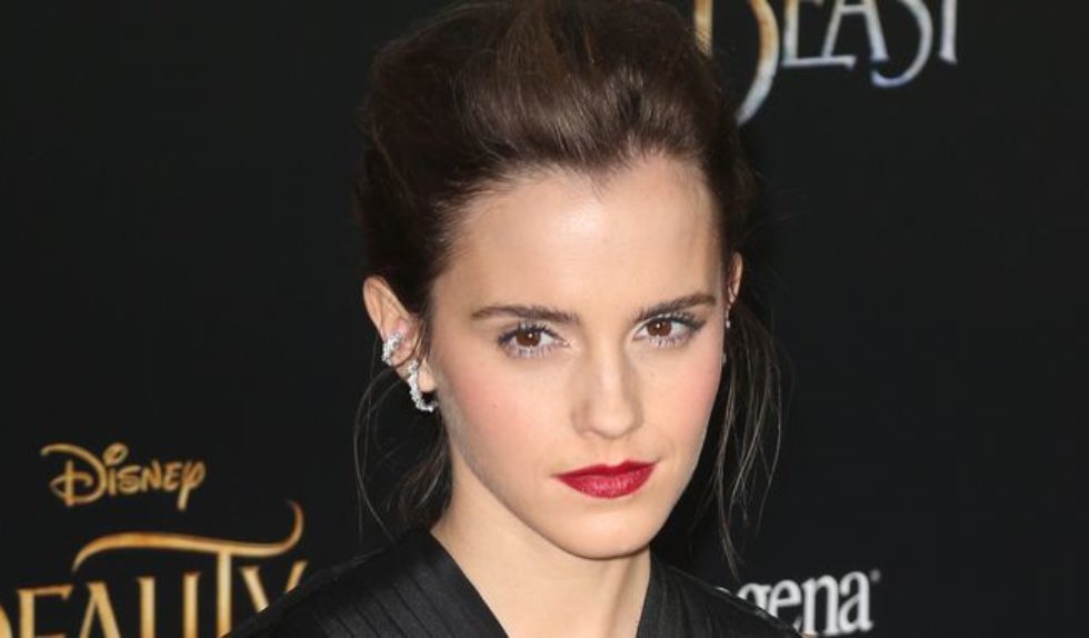 Emma Watson zachwyca w czarnej sukni i… odsłania piersi! (FOTO) Emma Watson zachwyca w czarnej sukni i… odsłania piersi! (FOTO)