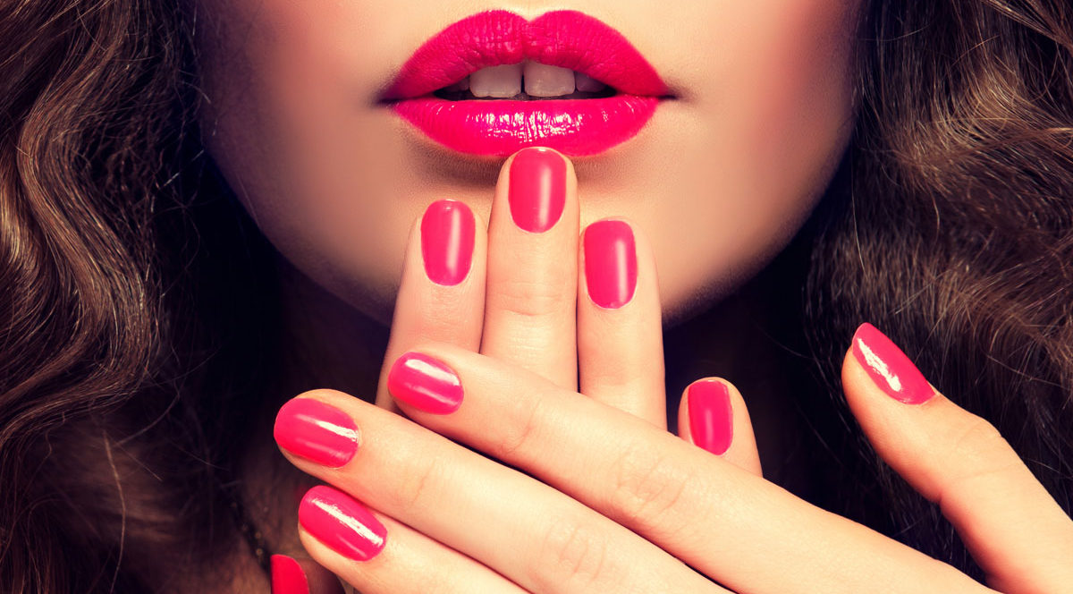 Ten lakier do paznokci pomoże wyczarować manicure w kilka minut (FOTO)