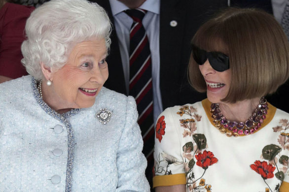 Hit dnia! Królowa Elżbieta w pierwszym rzędzie na pokazie mody! (FOTO)