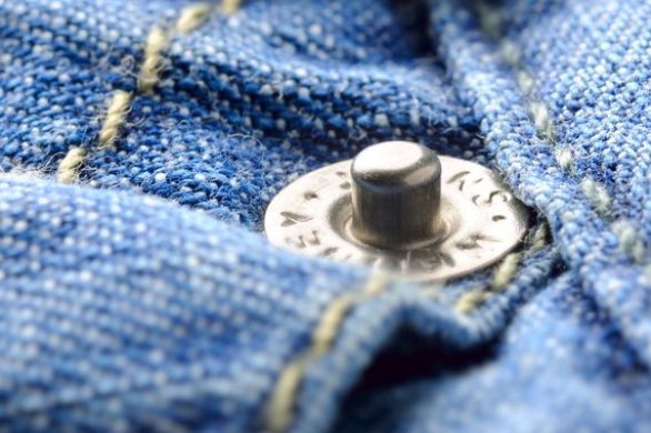 Wiesz, po co są małe nity przy kieszeniach jeansów? Oto odpowiedź…