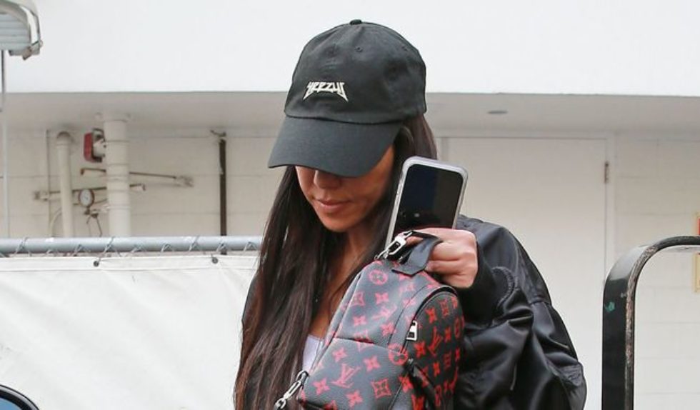 Kourtney Kardashian po raz kolejny udowadnia, że jest mistrzynią stylu casual Kourtney Kardashian po raz kolejny udowadnia, że jest mistrzynią stylu casual
