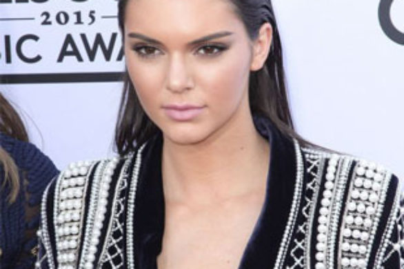 Znana modelka pokazuje pupę na Instagramie (FOTO)