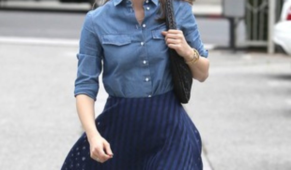 Zestaw dnia: Jeansowa koszula i rozkloszowana spódnica