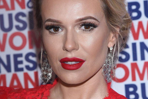 Efektowna czerwona suknia i czerwona szminka na ustach – nie za dużo? (FOTO)