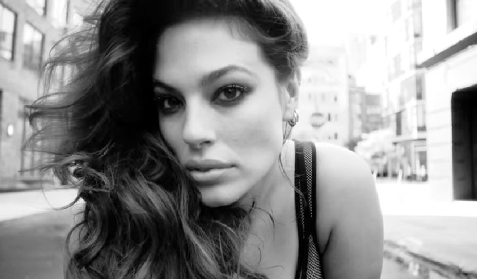 Ashley Graham pokazuje, dlaczego tak ważny jest sportowy biustonosz… Ashley Graham pokazuje, dlaczego tak ważny jest sportowy biustonosz…