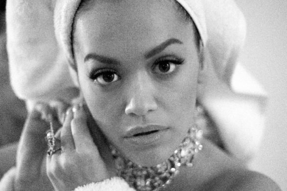 Przesada? Rita Ora na czerwonym dywanie z turbanem na głowie i w szlafroku…