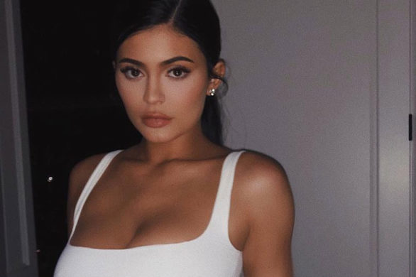 Kylie Jenner znowu w ogniu krytyki. Chodzi o jej nowy manicure… (FOTO)
