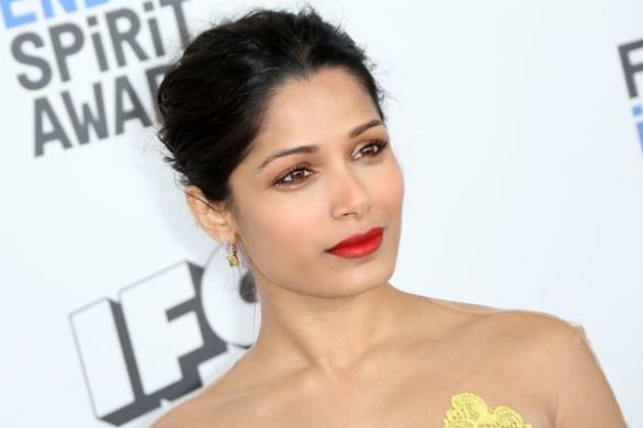 Freida Pinto jak naga bogini odziana w piękne koronki (FOTO)