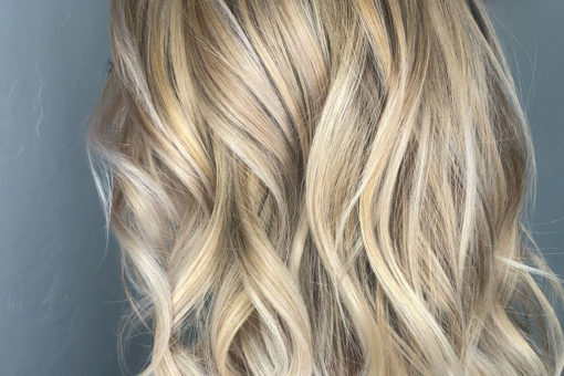 Oto aktualnie najmodniejsza koloryzacja włosów. Czym jest strandlights?