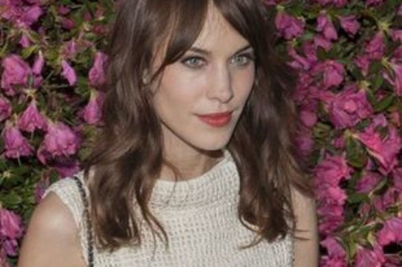 Alexa Chung i jej kosmetyki do makijażu (FOTO)