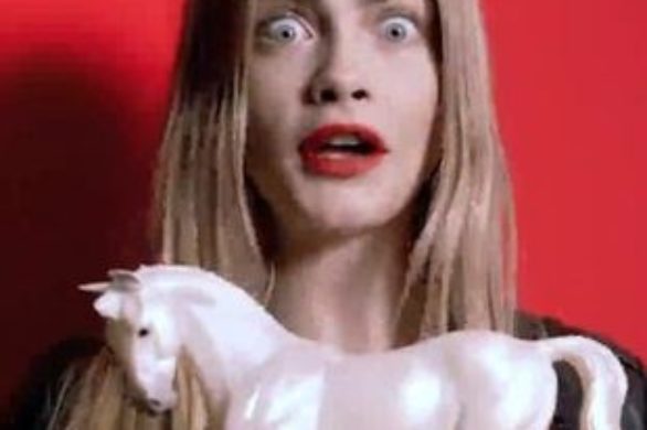 Co Cara Delevingne robi w spocie?  (VIDEO)