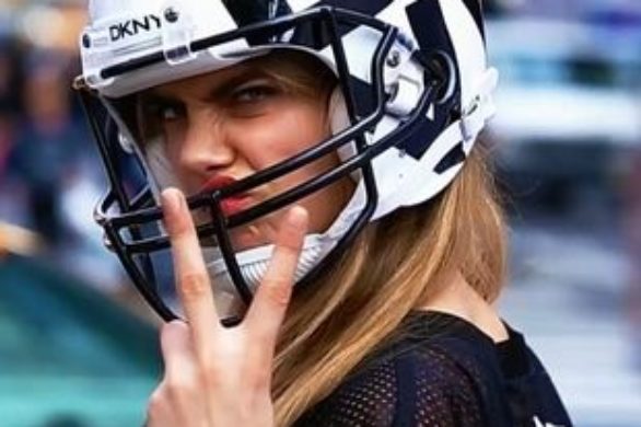 Cara Delevingne gra w futbol amerykański dla DKNY (VIDEO)