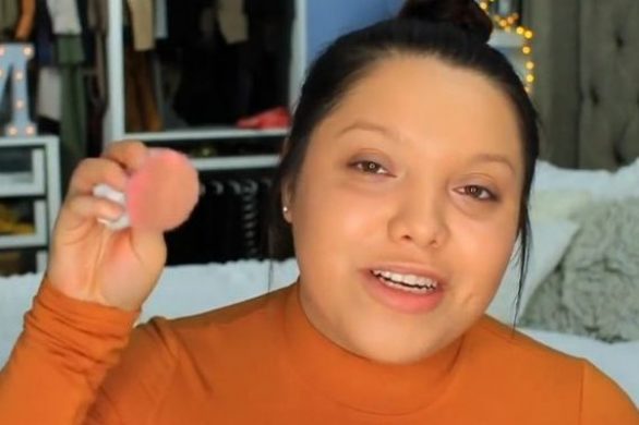 Żadna z Was nie zgadnie, czym ta dziewczyna nakłada podkład…