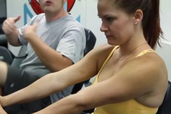 Jak to jest być kobietą na siłowni (VIDEO)