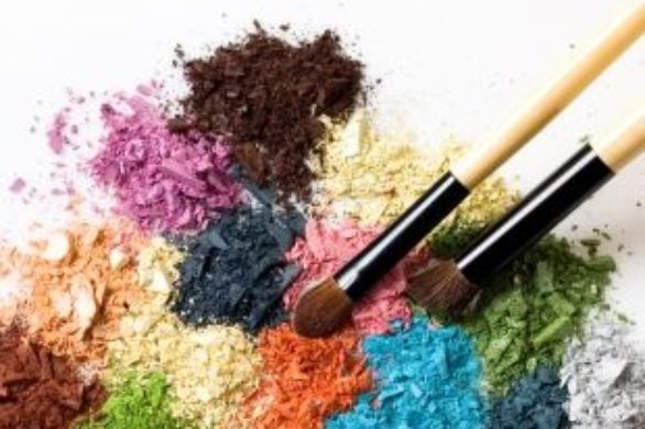 Chcesz optycznie odjąć sobie lat? Zrób odpowiedni makijaż!