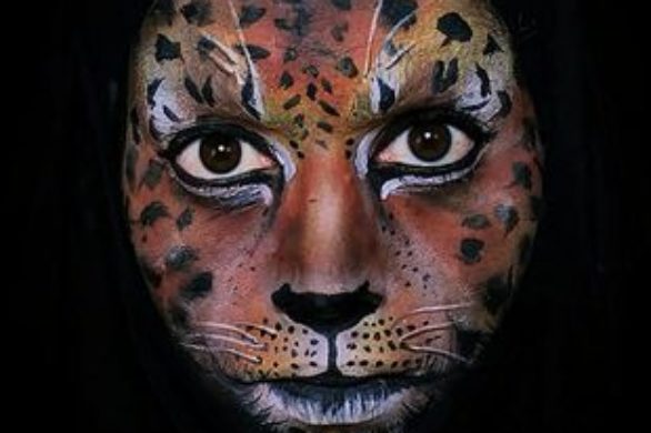 Krótka historia opowiedziana przy pomocy 750 makijaży…