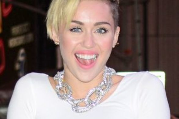 Miley Cyrus pokazała rozgwieżdżony biust (FOTO)