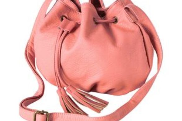 Mała kolorowa torebka – idealny letni dodatek (FOTO)