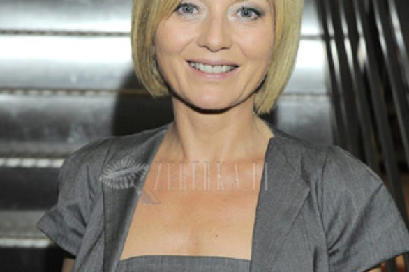 Edyta Olszówka w szarościach