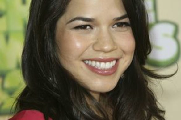 Kształtna America Ferrera w czerwonej sukni