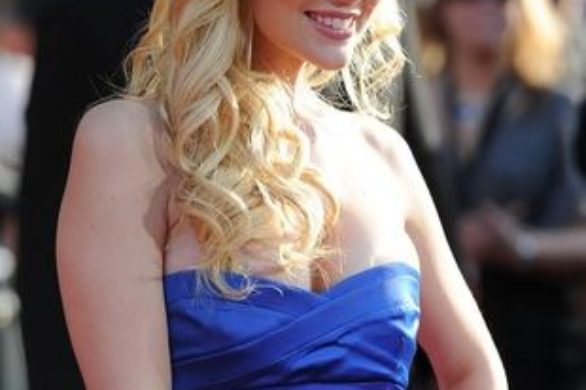 Helena Mattsson i jej opadająca mini Maxa Azria