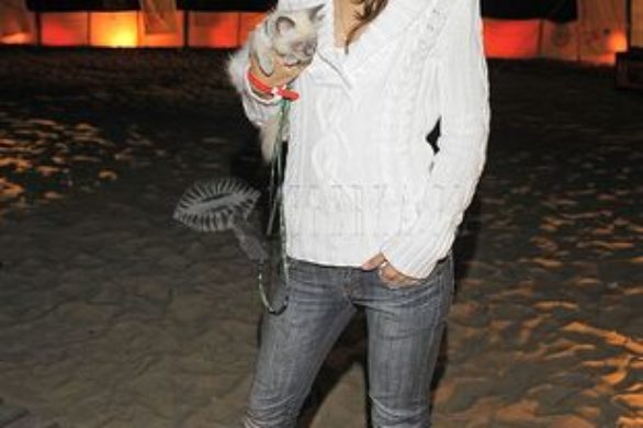 Anna Janocha z kotkiem w torebce