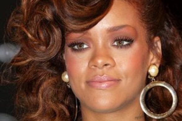 Blond-włosa Rihanna dla Armani Jeans