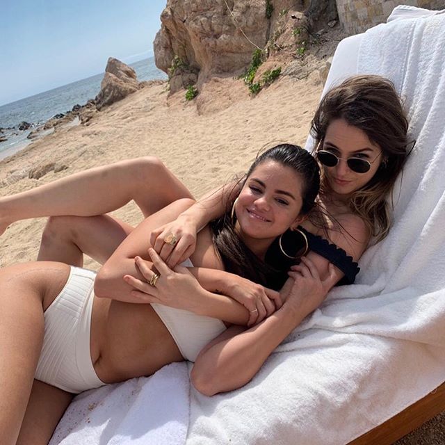 Selena Gomez zachwyca figurą w oliwkowym kostiumie kąpielowym. Wróciła do formy? Selena Gomez zachwyca figurą w oliwkowym kostiumie kąpielowym. Wróciła do formy?